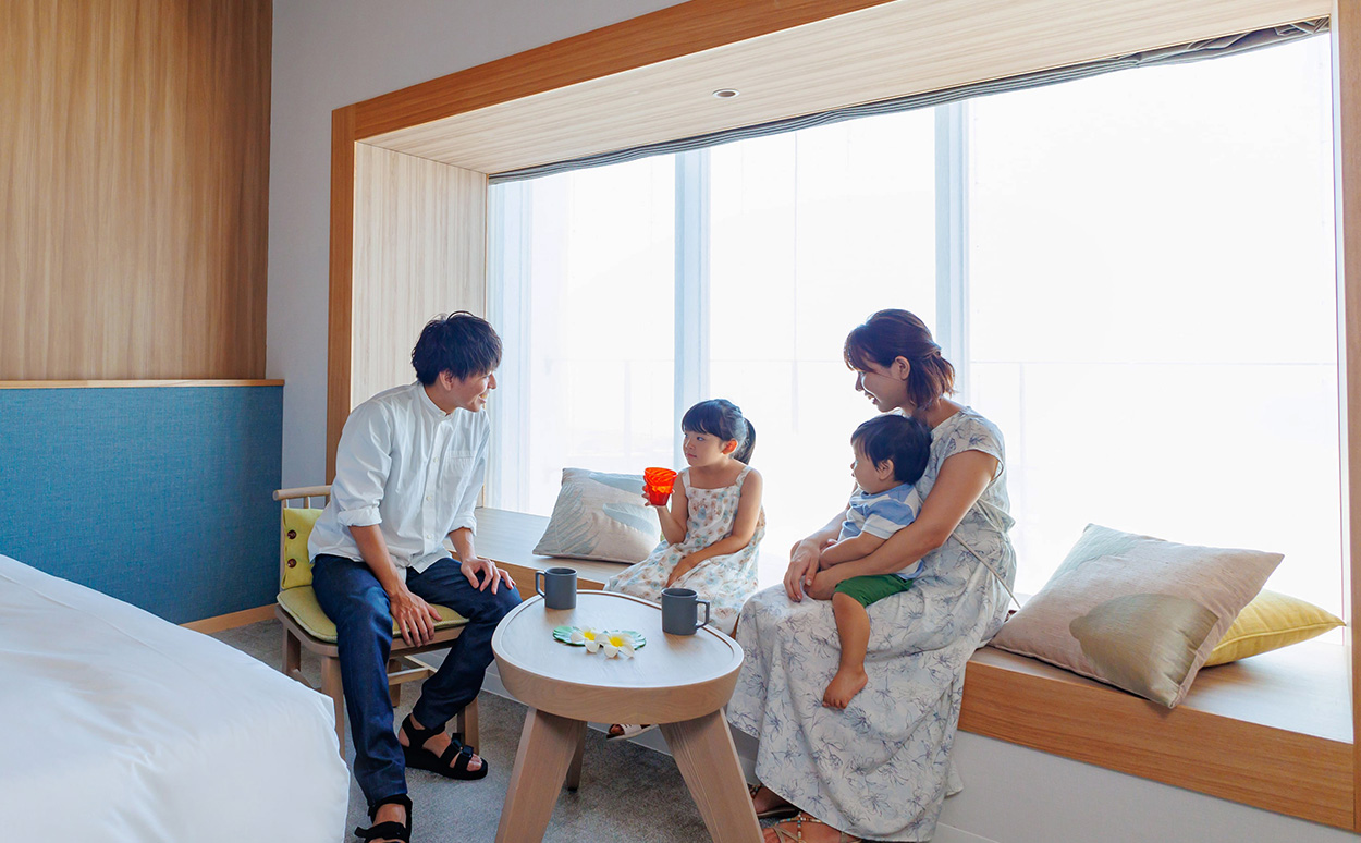コーナーデラックスで過ごすお子様連れの家族