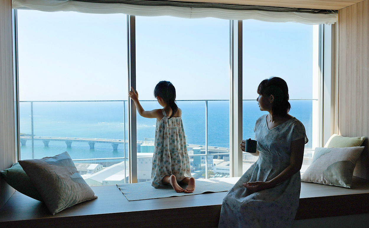 デラックス ウィンドウシートで過ごすお子様連れの家族